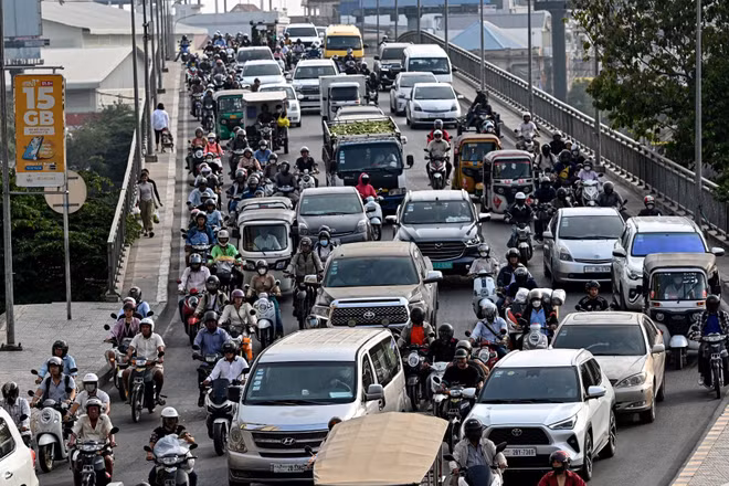 [Video] Indonesia triển khai “làm việc tại nhà” để tiết kiệm năng lượng 