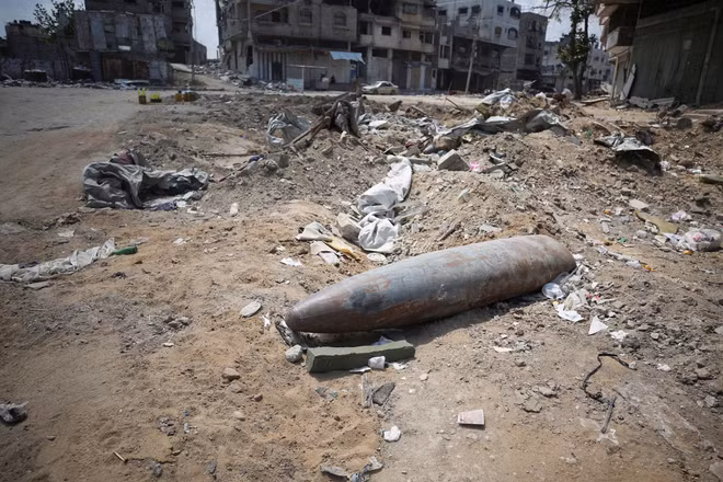[Video] Người dân Dải Gaza đối mặt nguy cơ chết người từ bom mìn sót lại