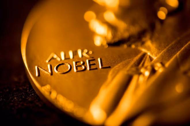 [Video] Nobel Kinh tế 2025 vinh danh 3 nhà khoa học nghiên cứu về tăng trưởng bền vững