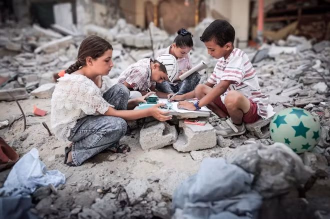 [Video] Trẻ em Dải Gaza gánh trách nhiệm mưu sinh hậu xung đột 
