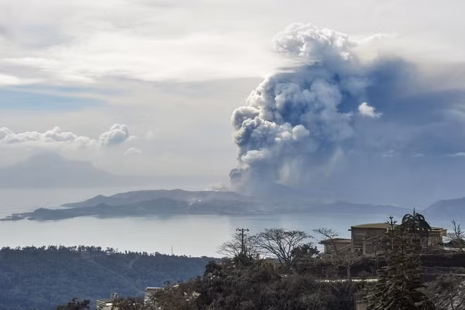 [Video] Philippines công bố cảnh núi lửa Taal phun trào, khói bụi cao hơn 2.000m