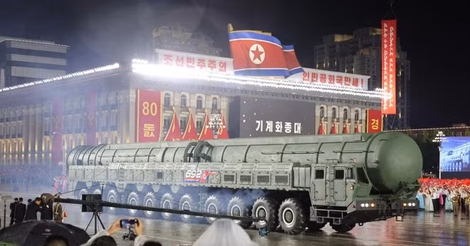 [Video] Triều Tiên ra mắt siêu tên lửa Hwasong-20 tại lễ duyệt binh 