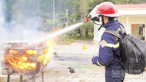 Phòng Cảnh sát Phòng cháy chữa cháy và Cứu nạn, cứu hộ Công an tỉnh Tuyên Quang thử nghiệm sản phẩm gel chữa cháy đa năng của Viện Hóa học. (Ảnh HÀ GIANG).