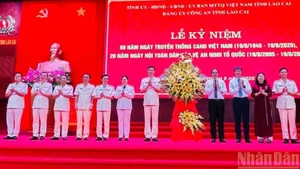 Lãnh đạo tỉnh Lào Cai chúc mừng 80 năm Ngày truyền thống Công an nhân dân Việt Nam. (Ảnh: THANH SƠN)
