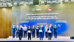 Trao chứng nhận 3 Mạng lưới Đổi mới sáng tạo và chuyên gia ngành công nghệ chiến lược. (Ảnh: HNV)
