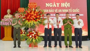 Lãnh đạo Công an tỉnh Thanh Hóa tặng hoa chúc mừng xã Đồng Tiến.