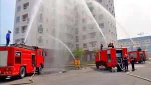 Quang cảnh diễn tập phòng cháy, chữa cháy tại một khu chung cư. (Ảnh: PV)