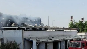 Nhà máy điện bị phá hủy sau cuộc không kích của Israel tại Sanaa, Yemen. (Ảnh: THX/TTXVN)