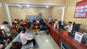 Người dân làm thủ tục hành chính tại Trung tâm phục vụ hành chính công xã Mao Điền sáng 16/6.