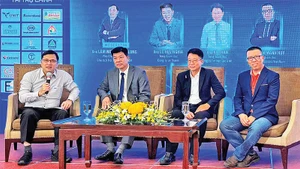 Các chuyên gia chia sẻ kinh nghiệm, giải pháp ứng dụng AI cho doanh nghiệp nhỏ và vừa tại một diễn đàn.