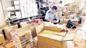Đội Quản lý thị trường thương mại điện tử, cơ động, Chi cục Quản lý thị trường tỉnh Đắk Lắk kiểm tra, phát hiện, xử lý một cơ sở kinh doanh mỹ phẩm không rõ nguồn gốc, xuất xứ tại phường Tân Thành, thành phố Buôn Ma Thuột.