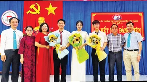 Lễ kết nạp đảng viên là học sinh trong năm học 2024-2025.
