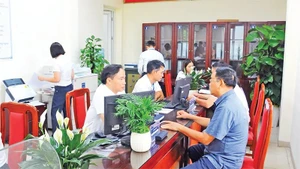 Người dân đến làm thủ tục hành chính tại phường Long Biên (mới).