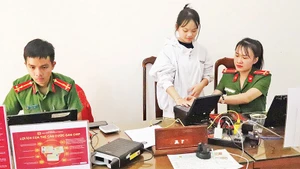Người dân đến làm căn cước tại Công an xã Dray Bhăng, huyện Cư Kuin.
