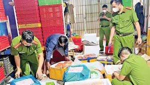 Lực lượng công an phát hiện và xử lý một cơ sở kinh doanh thực phẩm không rõ nguồn gốc tại Lâm Đồng.