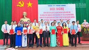 Bí thư Tỉnh ủy Vĩnh Long Ngô Chí Cường trao quyết định và tặng hoa chúc mừng Đảng ủy các cơ quan đảng Vĩnh Long. 