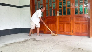 Ông Ngô Văn Trong với cảnh bụi bám đầy sàn nhà. 