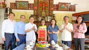 Đồng chí Lê Minh Trí đến thăm và tặng quà cho gia đình chính sách Dương Thị Sự, ngụ phường Long Châu, tỉnh Vĩnh Long. 