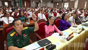 Đại biểu biểu quyết thống nhất nghị quyết tại kỳ họp. 