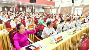 Đại biểu biểu quyết thông qua các tờ trình, nghị quyết. 