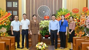 Đoàn Tỉnh ủy, Ủy ban nhân dân tỉnh Tuyên Quang do đồng chí Hà Thị Nga, Ủy viên Trung ương Đảng, Bí thư Tỉnh ủy, Trưởng Đoàn đại biểu quốc hội tỉnh là Trưởng đoàn đã đến thăm và chúc mừng Báo Nhân Dân. 