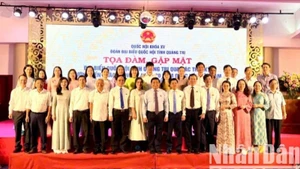Phó Thủ tướng Chính phủ Nguyễn Chí Dũng cùng các Đại biểu Quốc hội tỉnh Quảng Trị qua các thời kỳ.
