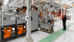 Vận hành máy móc trong doanh nghiệp gắn với ứng dụng công nghệ hiện đại, công nghệ xanh. (Ảnh: PV)