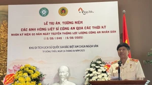Thiếu tướng Vũ Hùng Vương, Anh hùng lực lượng vũ trang nhân dân, nguyên Phó Tổng Cục trưởng Tổng cục Cảnh sát nhân dân, nguyên Cục trưởng Cục cảnh sát phòng chống tội phạm về ma túy, Phó Chủ tịch thường trực Hội Cựu công an nhân dân Việt Nam tại lễ tri ân. (Ảnh: HNV)