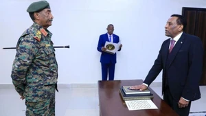 Ngày 31/5, Thủ tướng mới của Sudan Kamil Idris đã chính thức tuyên thệ nhậm chức trước Chủ tịch Hội đồng Chủ quyền chuyển tiếp Abdel Fattah al-Burhan. (Ảnh: IBRAHIM ADAROUB/THX)