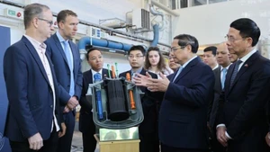 Thủ tướng Phạm Minh Chính trao đổi khi tham quan Phòng thí nghiệm hạt nhân của Viện Nghiên cứu Hoàng gia Thụy Điển. (Ảnh: VGP/NHẬT BẮC)