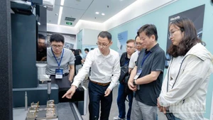 Giới thiệu các công nghệ mới hỗ trợ sản xuất. (Ảnh: PV)