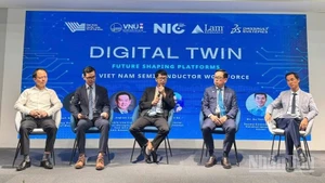 Các diễn giả trao đổi, thảo luận tại phiên khai mạc sáng 12/6. (Ảnh: HNV)