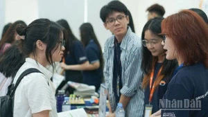 Các bạn trẻ trong hoạt động của khu vực tư vấn nghề nghiệp tại sự kiện. (Ảnh: PV)