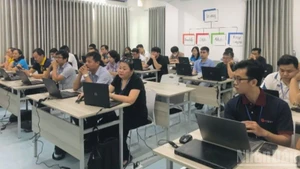 Các thí sinh tham gia Hội thi “Quản trị mạng giỏi”.
