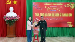 Lãnh đạo Quân khu 7 tặng quà cho quân và dân xã biên giới Tuy Đức, tỉnh Lâm Đồng.
