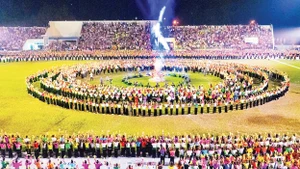 Nghệ thuật Xòe Thái, nét đặc trưng văn hóa của núi rừng Tây Bắc, qua những thăng trầm, được bao người giữ lửa, ngày càng rạng rỡ, lung linh. Ảnh: Nguyễn Tuấn Vũ