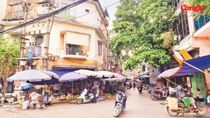 Một góc khu chợ tạm, chợ cóc trên địa bàn tại Hà Nội