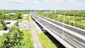 Một đoạn cầu cạn cao tốc ở Đồng bằng sông Cửu Long . Ảnh: Hữu Chánh