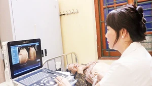 Siêu âm thăm khám cho người dân tại Trạm y tế xã Xuân Mai. Ảnh: Phương Thu