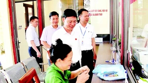 Đoàn khảo sát thị sát Trung tâm phục vụ hành chính công của xã Hòa Lạc. (Ảnh LÊ HẢI)
