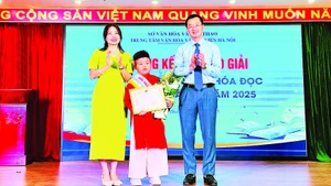 Ban tổ chức trao Giải nhất tặng em Nguyễn Quang Đăng, học sinh Trường tiểu học An Dương.