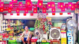 Ông Phạm Văn Hải đặt nhiều quạt điện trên hè để quạt mát cho các khối diễu binh, diễu hành tập kết trên phố Quán Thánh.
