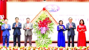Lãnh đạo Thành ủy Hà Nội tặng hoa chúc mừng Đại hội Đảng bộ các cơ quan Đảng thành phố Hà Nội nhiệm kỳ 2025-2030.