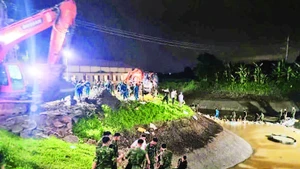 Xử lý sự cố mạch đùn, mạch sủi trạm bơm Cẩm Bào. (Ảnh MAI TOAN)