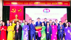 Lãnh đạo thành phố Hà Nội chúc mừng Ban Chấp hành Đảng bộ xã Ngọc Hồi nhiệm kỳ 2025-2030. (Ảnh HƯƠNG GIANG)