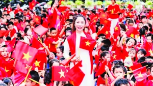 Cô và trò Trường tiểu học Thành Công chào mừng kỷ niệm 80 năm Quốc khánh.