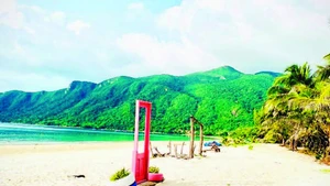 Côn Đảo có những bãi biển phẳng, cát trắng mịn và làn nước trong xanh, là điểm đến hấp dẫn du khách.