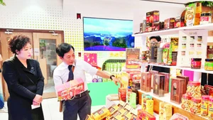 Doanh nghiệp Thành phố Hồ Chí Minh trưng bày sản phẩm tại showroom Trung tâm Xúc tiến Thương mại và Đầu tư Thành phố Hồ Chí Minh.