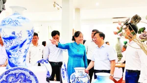 Sở Công thương Hà Nội trưng bày, giới thiệu các sản phẩm gốm sứ Bát Tràng.