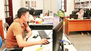 Các cán bộ từ Sở Tài chính, tỉnh Bắc Kạn (trước đây), đã ổn định chỗ làm việc tại trung tâm hành chính tỉnh Thái Nguyên mới. (Ảnh THU TRANG).
